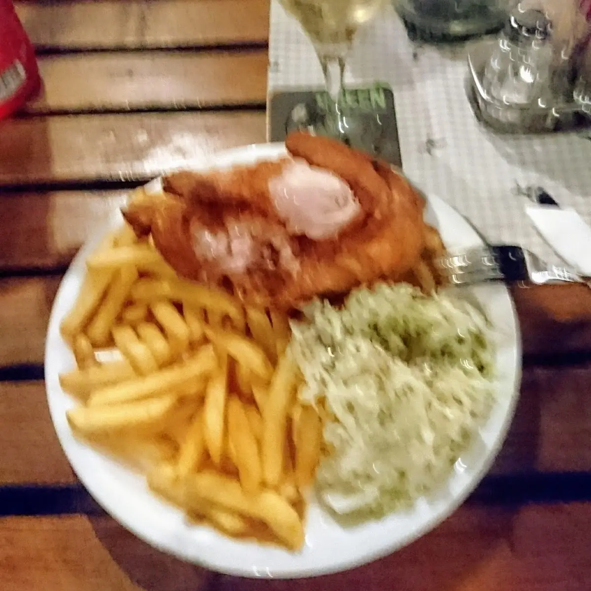 Hähnchen Mit Pommes Und Krautsalat