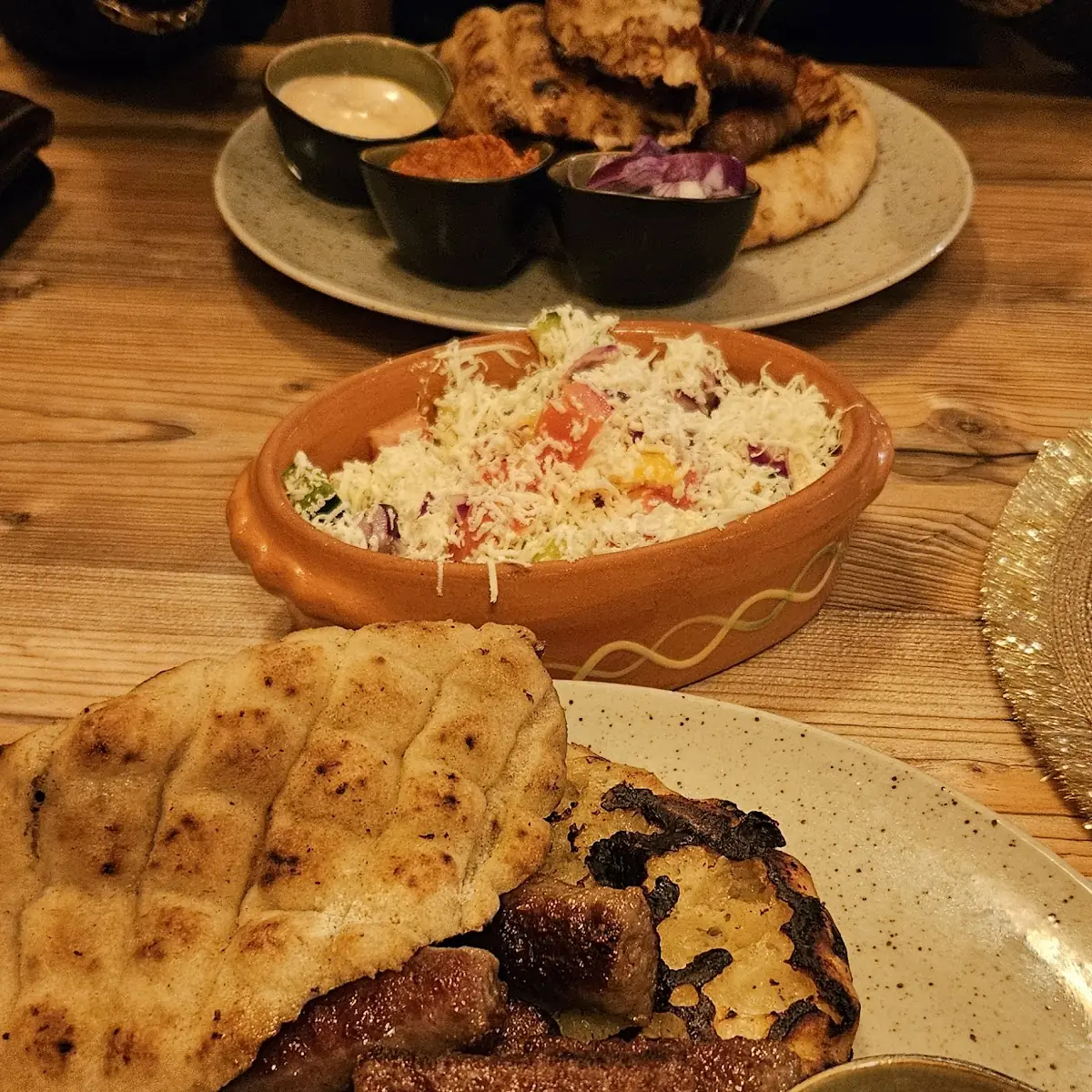 Cevapcici Mit Sopska Salat