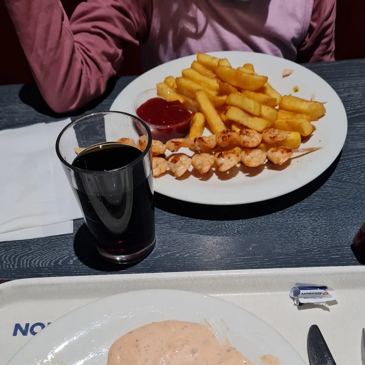 Lachsfilet Auf Blattspinat Mit Petersilkartoffeln Und Shrimpsspieße Mit Pommes