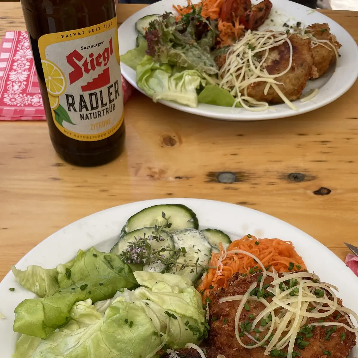 Zwei Kaspressknödl Mit Salat