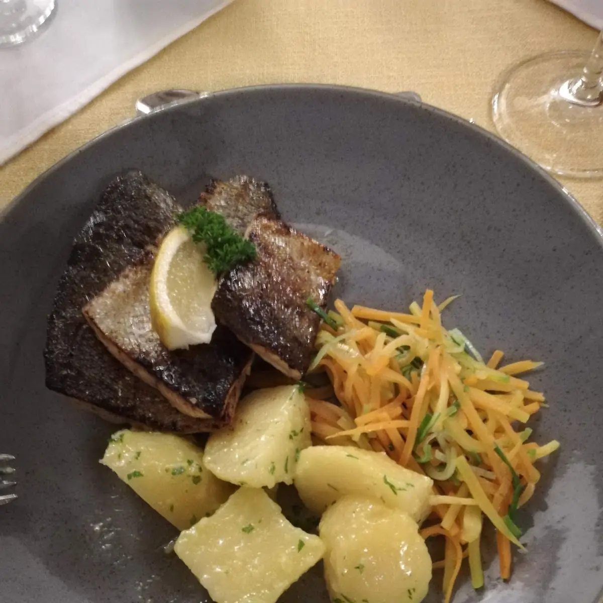 Gebratenes Forellenfilet An Juliennegemüse Und Petersilerdäpfeln