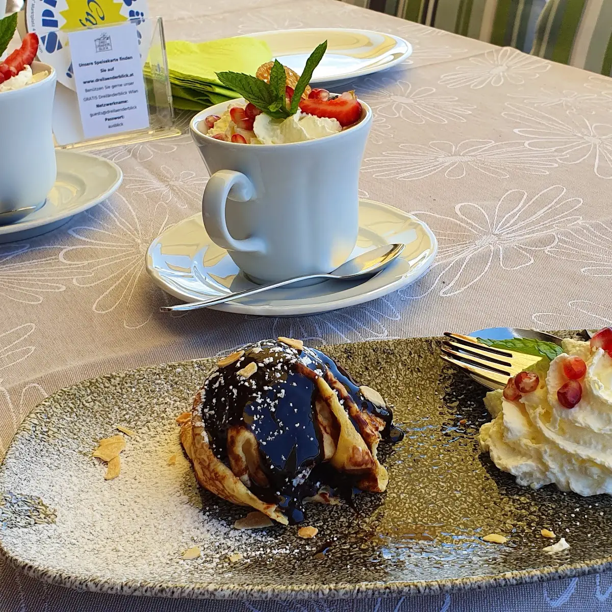 Palattschinken Gefüllt Mit Eis Und Cremig Gerührter Eiskaffee