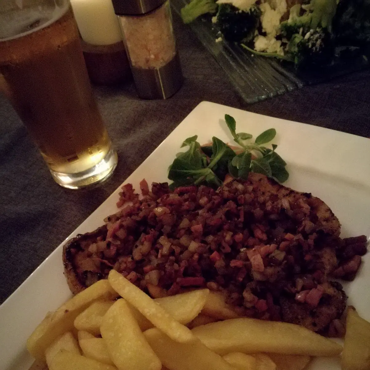 Carne Di Maiale Con Speck E Patate Fritte
