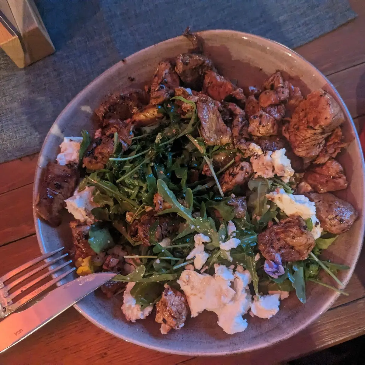 Filetstreifen Auf Rucolasalat