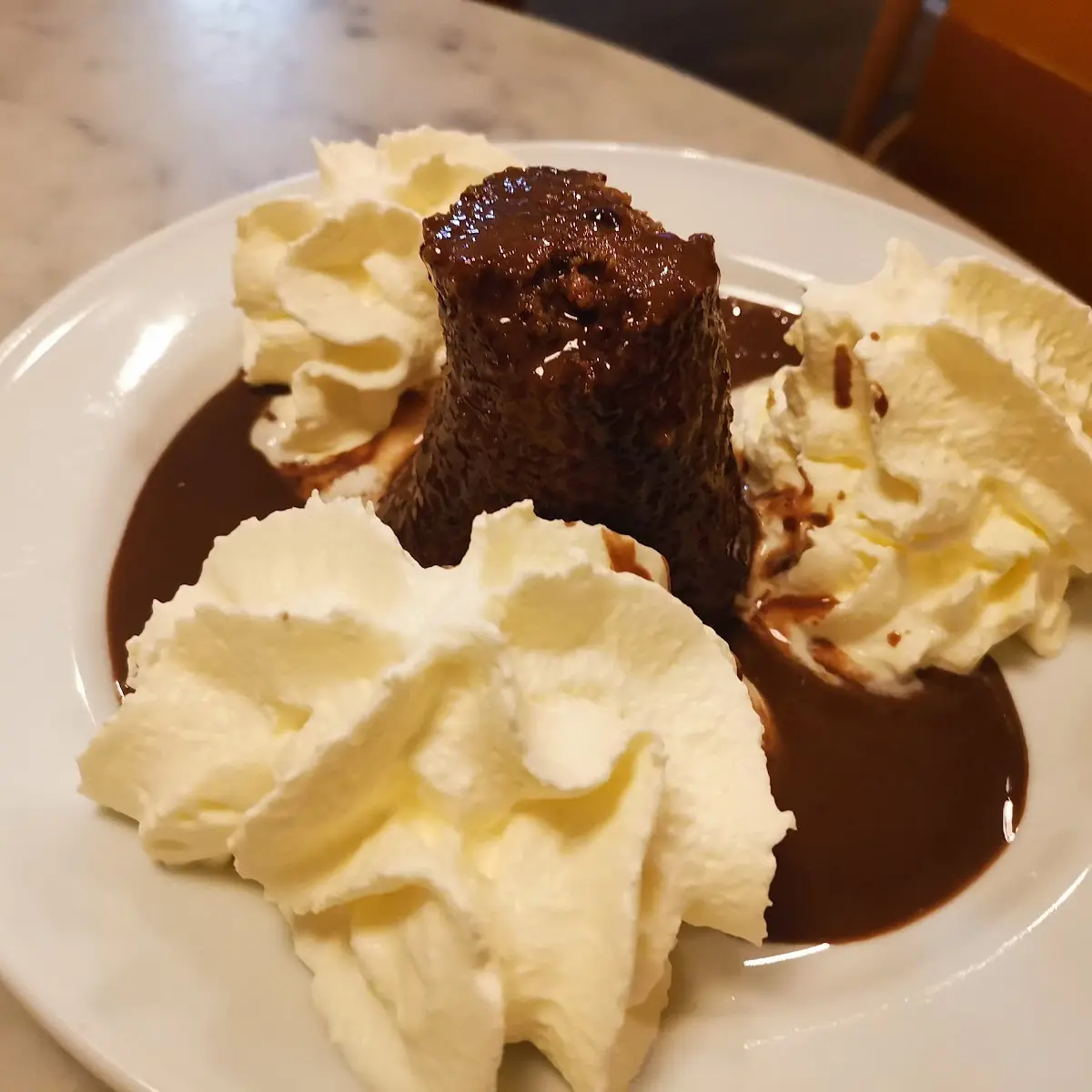 Othello Un Gâteau de Pavot Avec Le Chocolat Chaud Et Chantilly