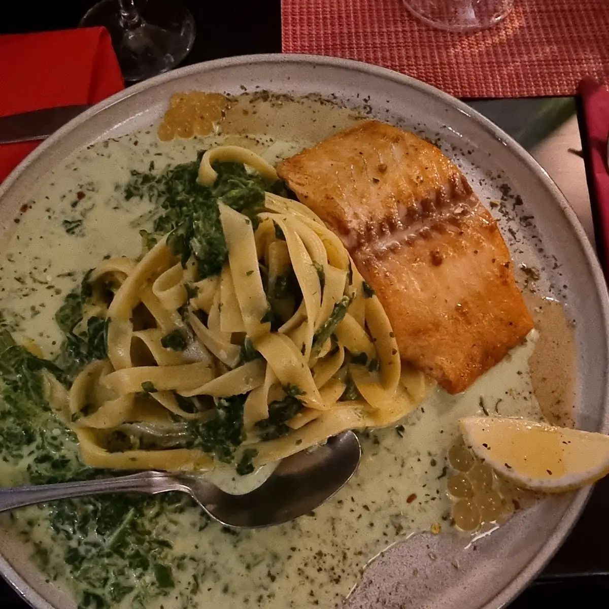 Gebratener Lachs Mit Spinat Tagliatelle Auf Zitronensouce