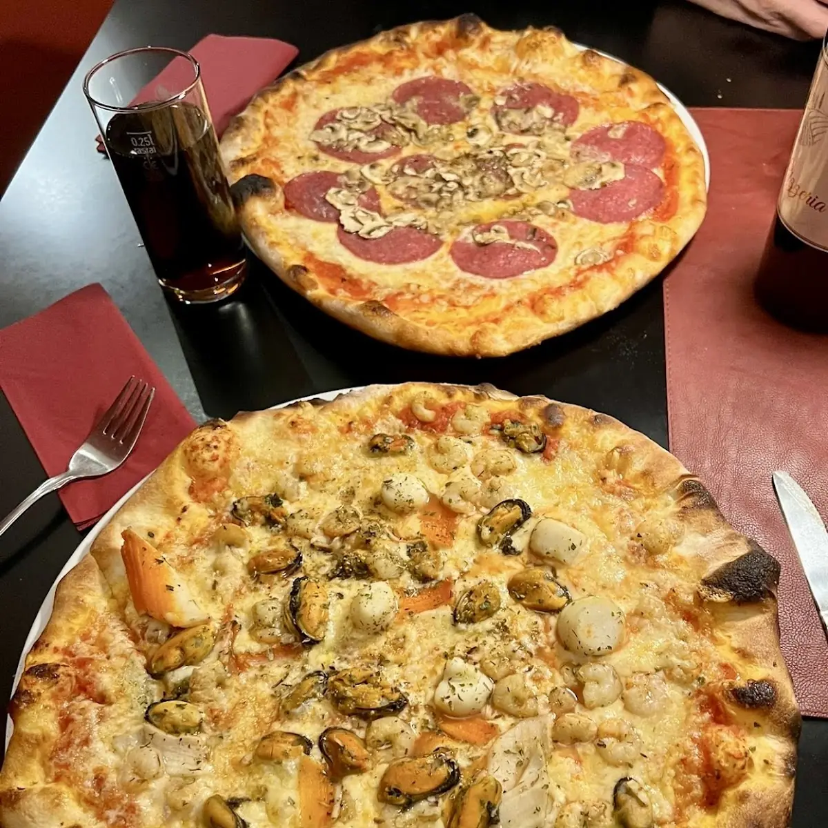 Vorne Pizza Meeresfrüchte Hinten Pizza Salami Pilze