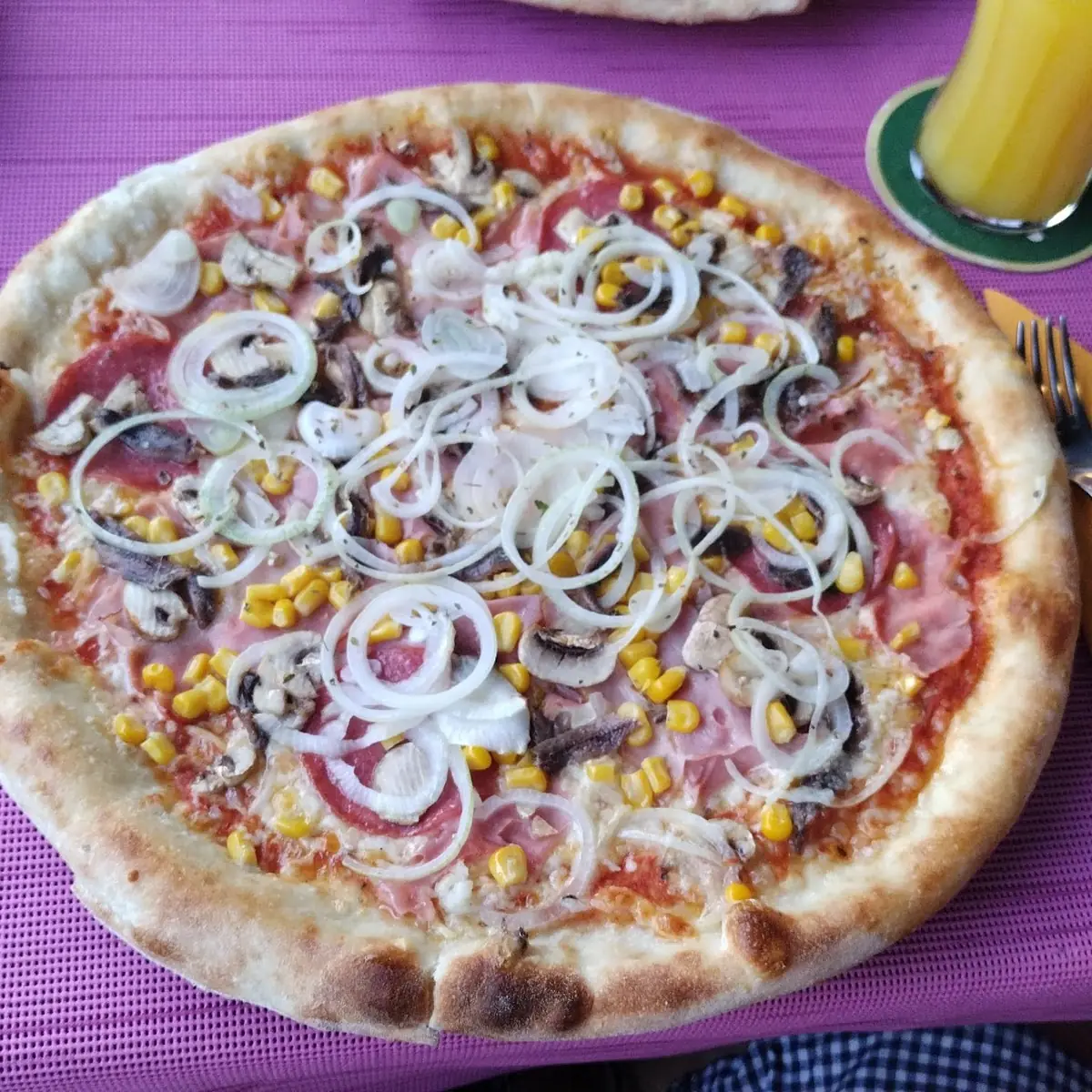Pizza Provinziale Mit Extra Zwiebeln, Pizzeria-Ristorante Danijele