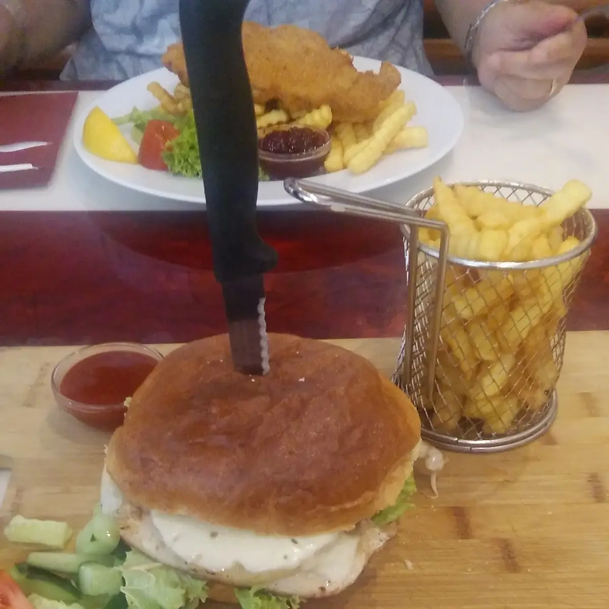 Hawaii Burger Cheeseburger Mit Pommes Frites