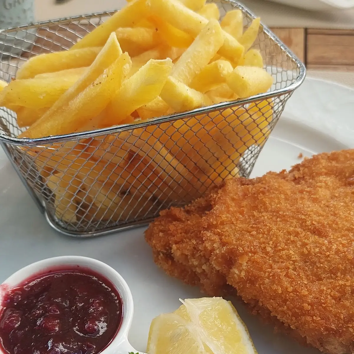 Gefülltes Schnitzel Mit Schinken Und Käse Pommes