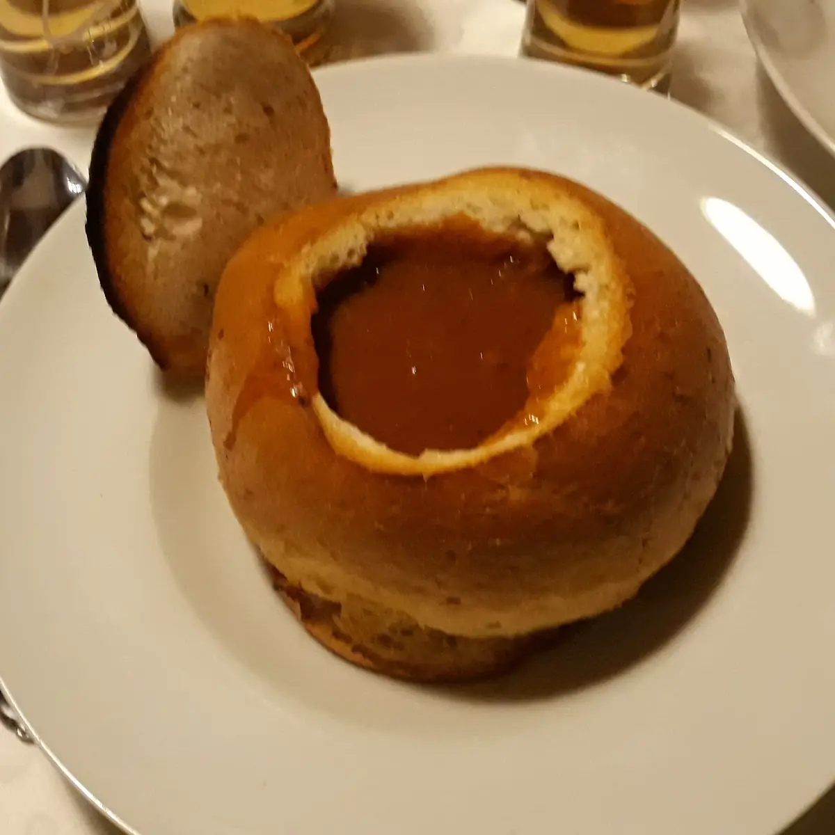 Gulaschsuppe Im Brotkörble