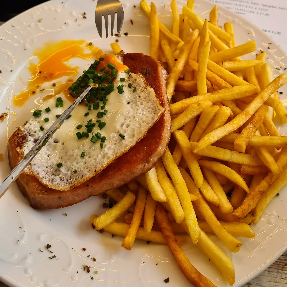 Leberkäs Mit Ei Und Pommes