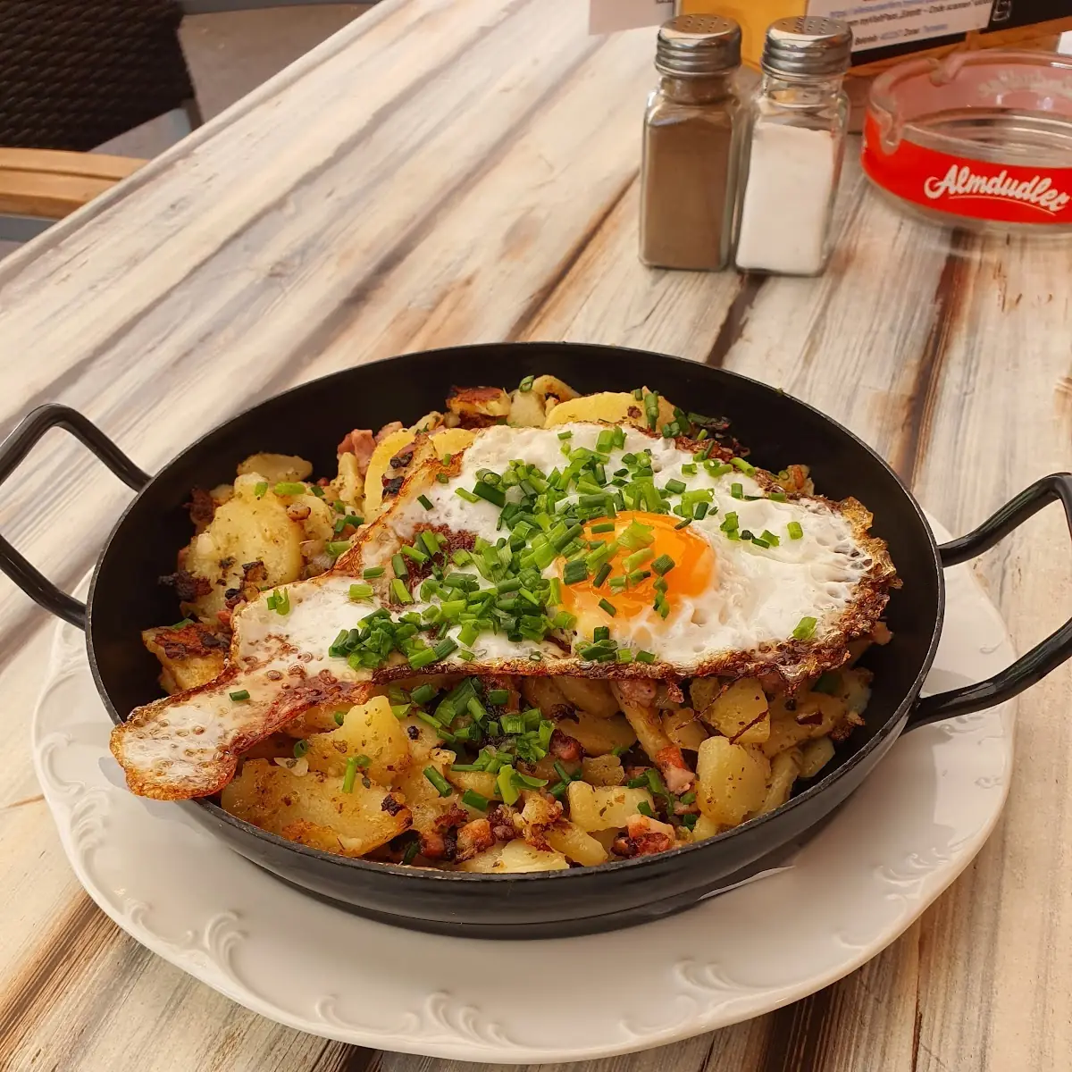 Österreichische Speckrösti Mit Krautsalat Und Spiegelei