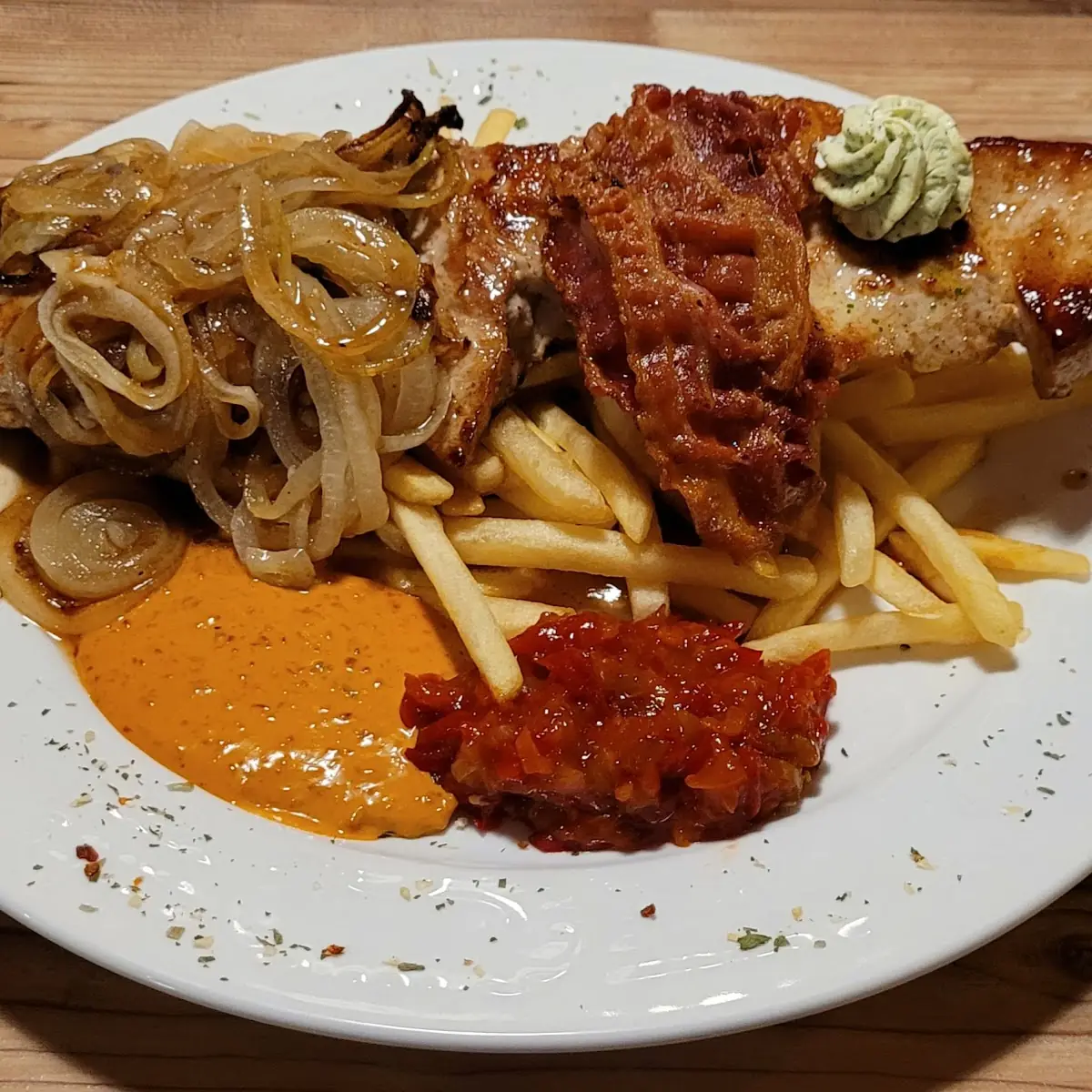Tiroler Spiess Mit Speck Zwiebel Und Pommes