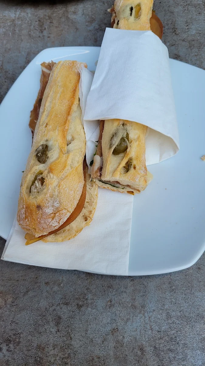 Olivenbaguette Mit Rohem Schinken