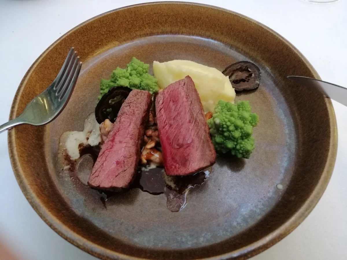 Tauernreh Mit Eierschwammerl A La Creme & Romanesco