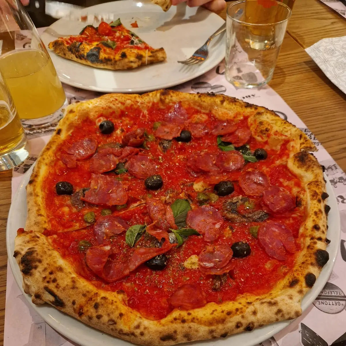 Pizza Mit Tomatensauce Oliven Sardellen & Extra Scharfe Salami