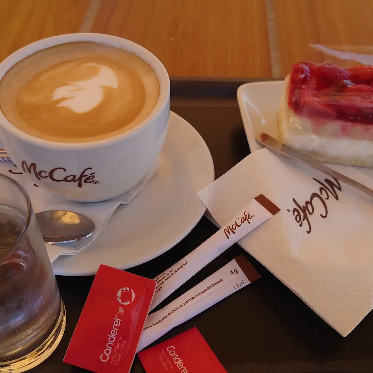 Cappuccino Und Erdbeerschnitte