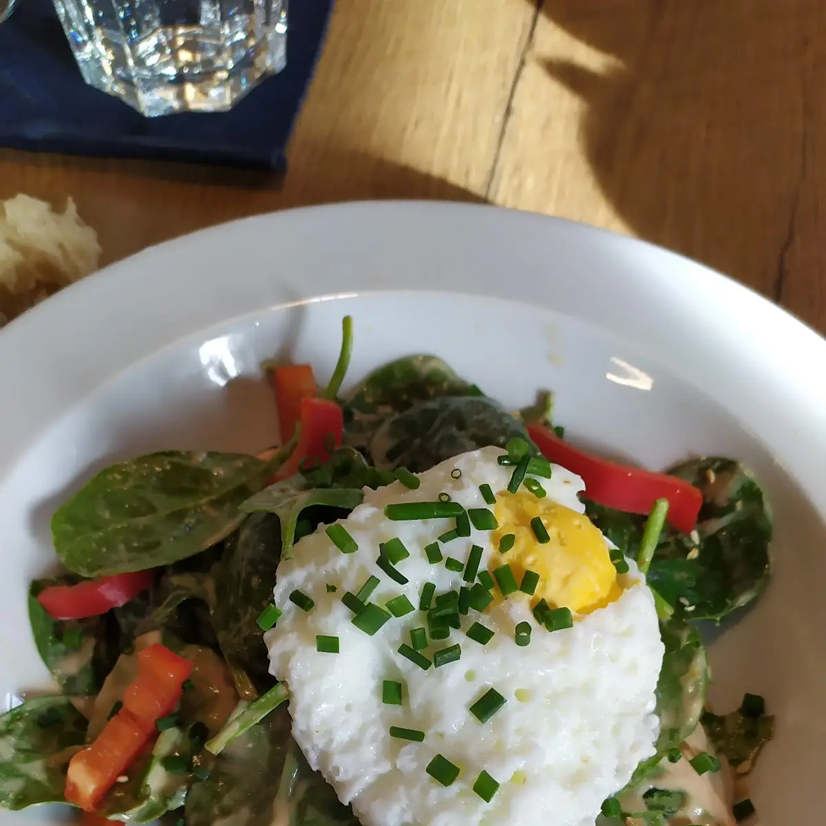 Spinatsalat Mit Pochiertem Ei