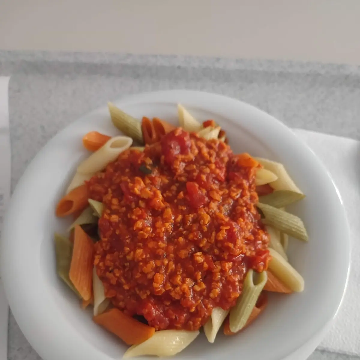 Penne Tricolore Mit Pflanzlicher Sauce Bolognese