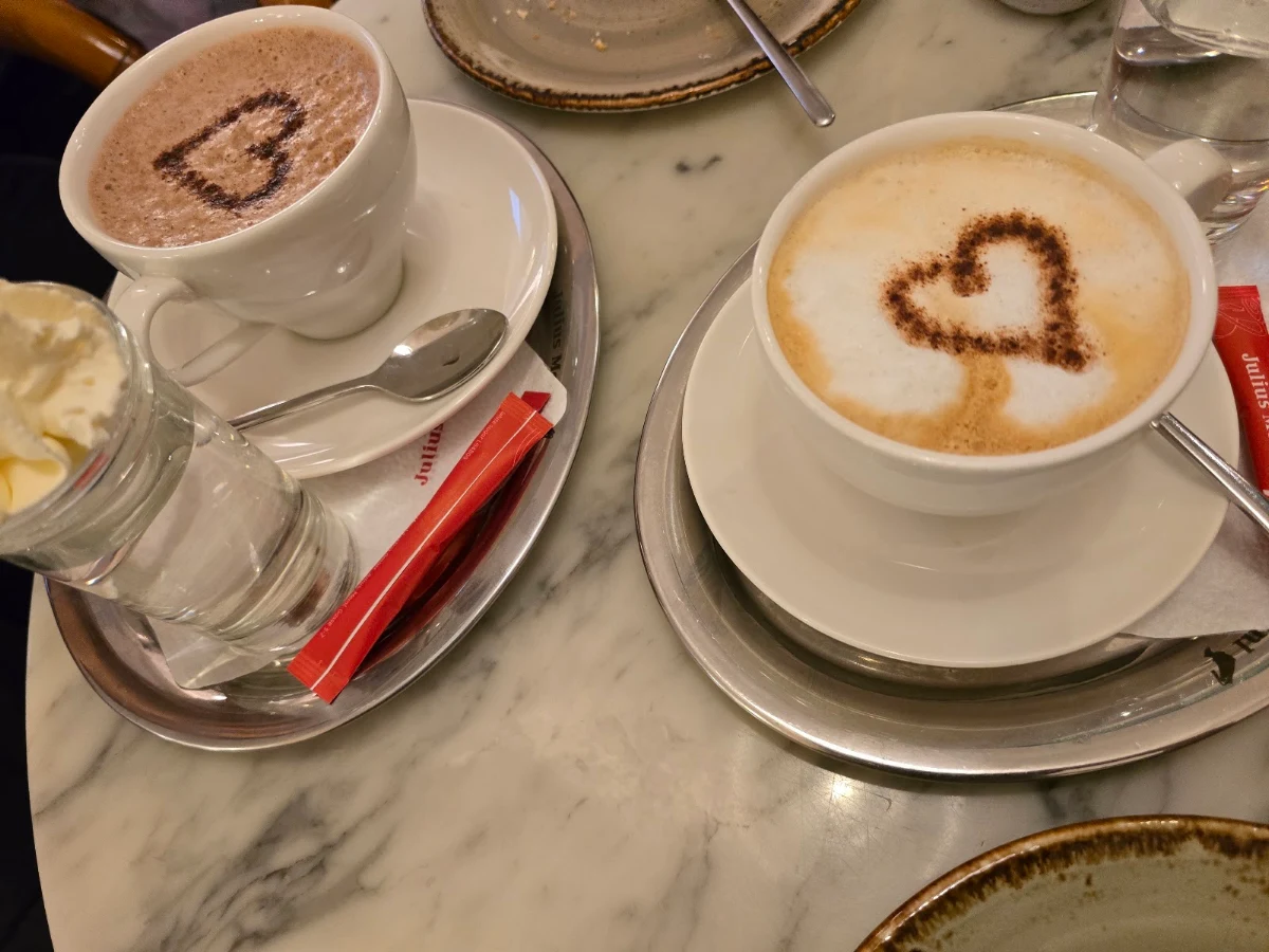 Cappuccino Und Heiße Schokolade
