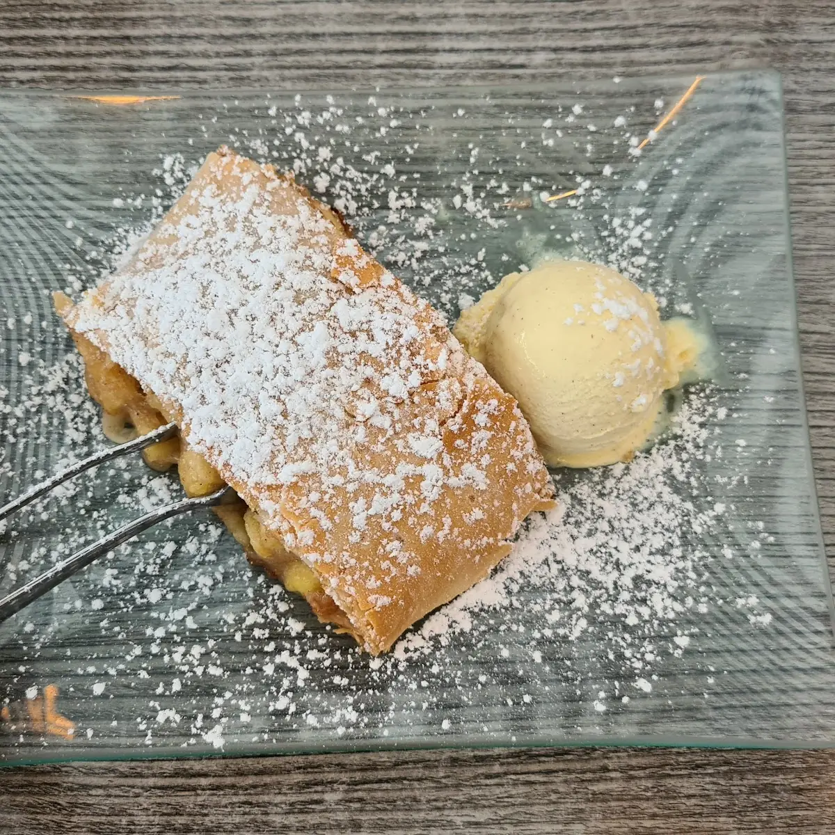 Apfelstrudel Mit Vanilleeis