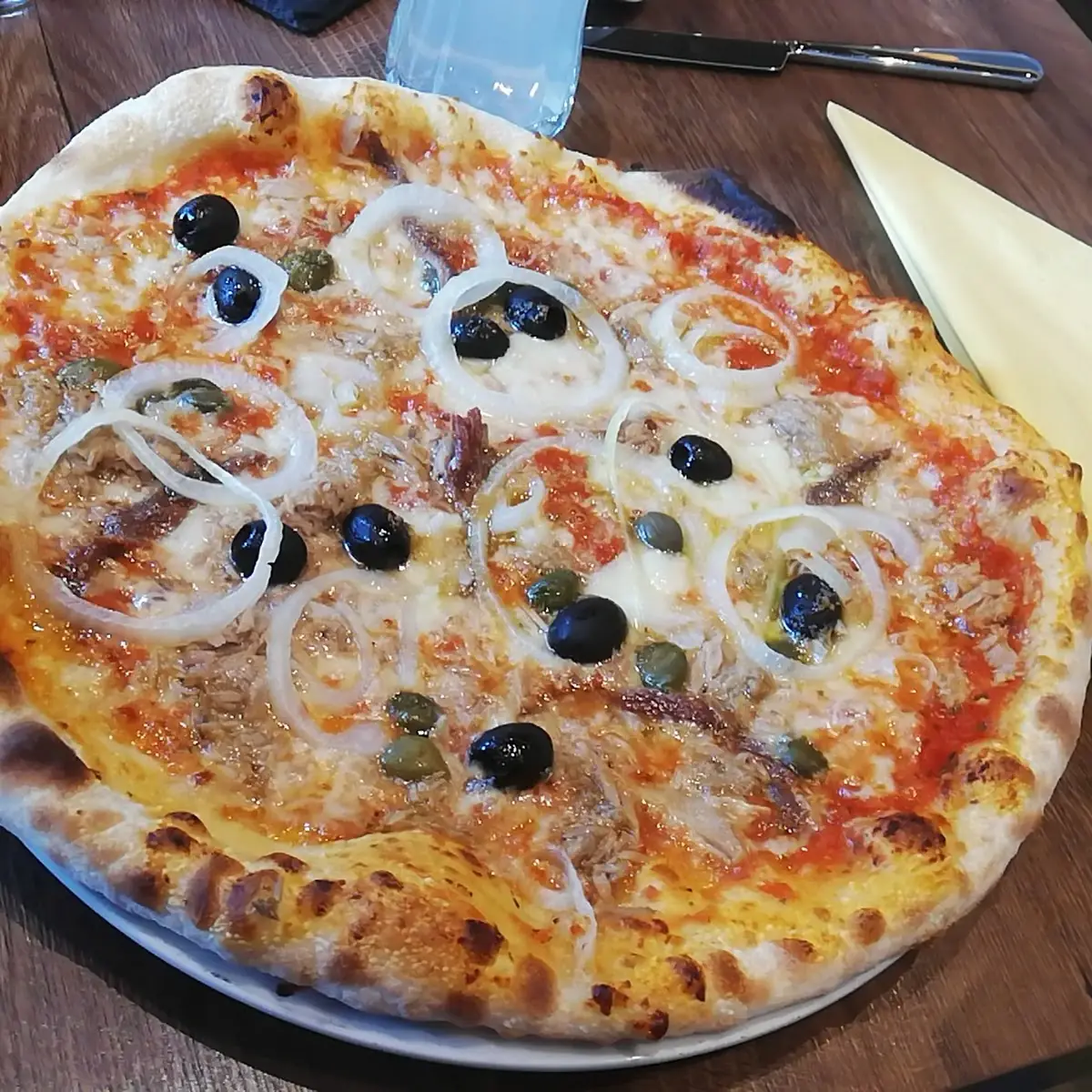 Pizza Mit Sardellen Oliven Und Kapern