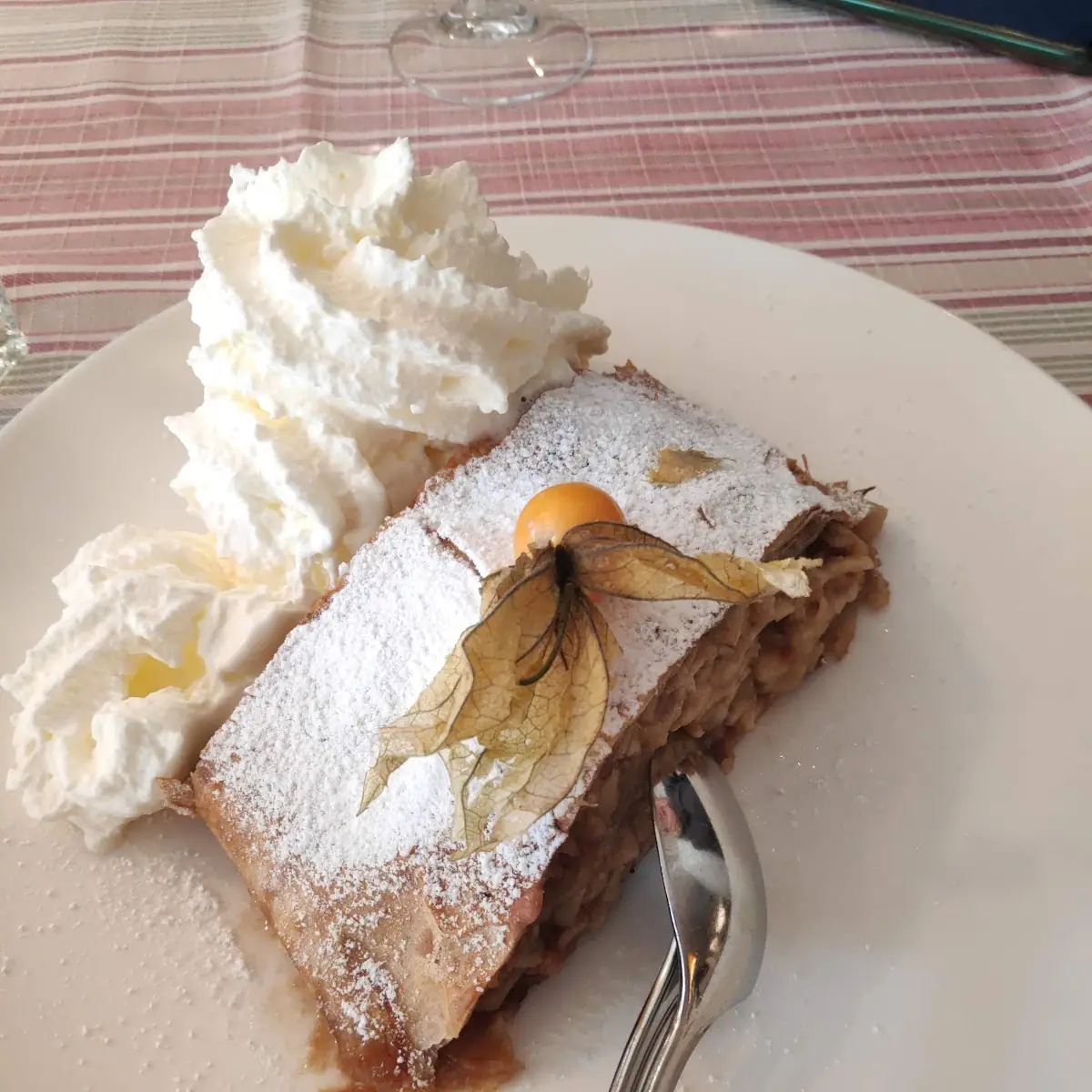 Apfelstrudel Mit Sahne