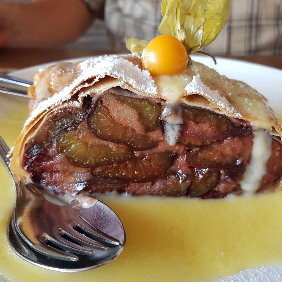Strudel Di Prugne Con Crema Calda Alla Vaniglia