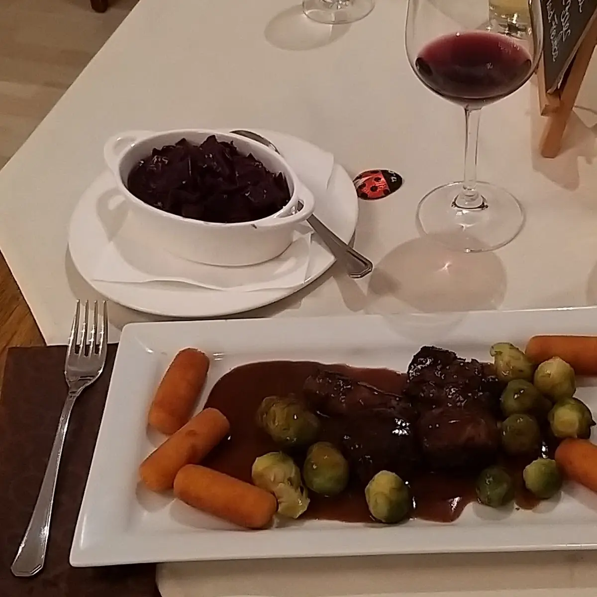 Rehmedaillons In Sauce Kroketten Kohlsprossen Und Rotkraut