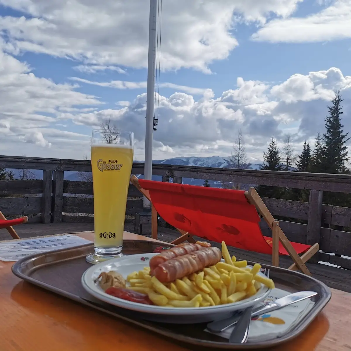 Bernerwürstl Mit Pommes Und Ein Bier
