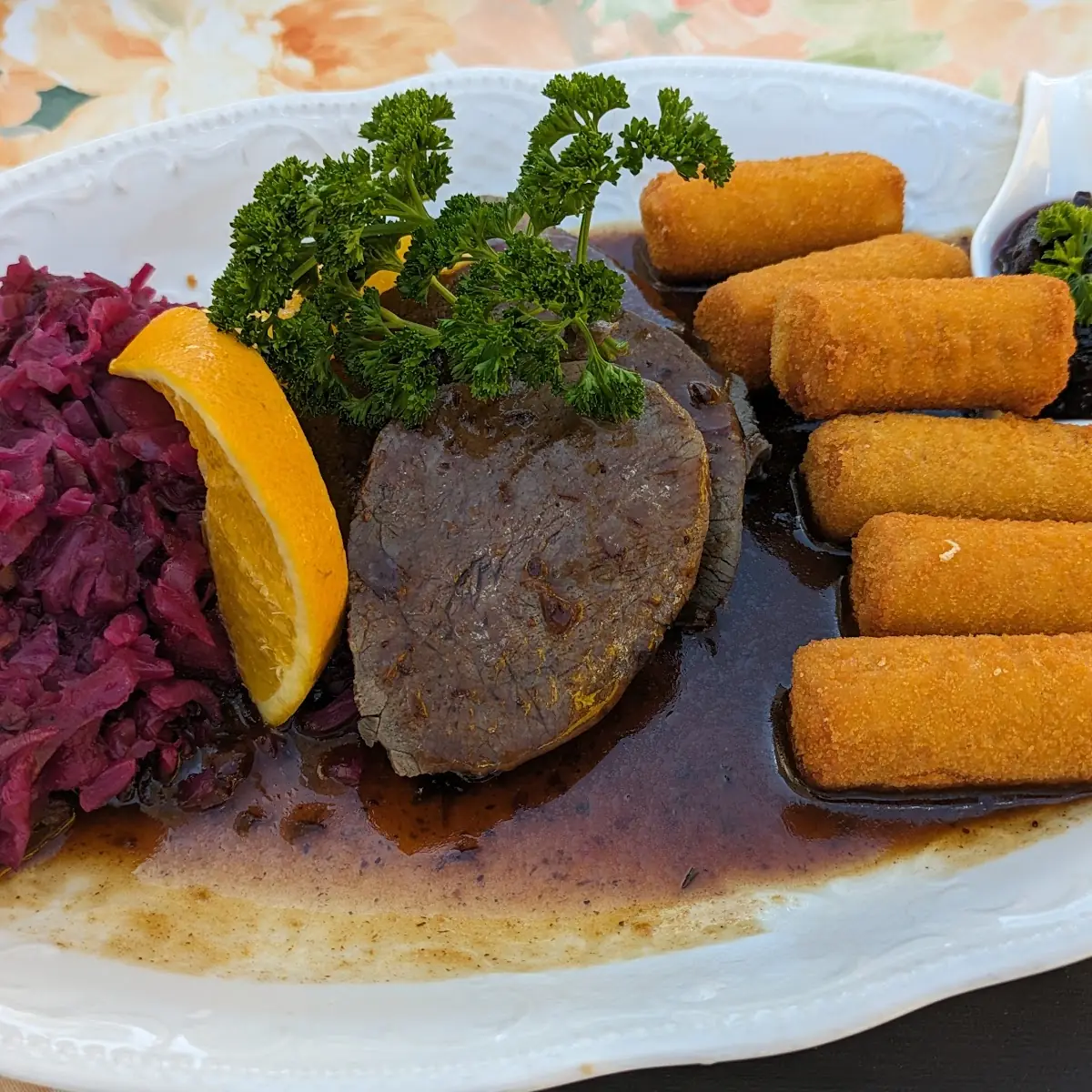 Hirsch Mit Kroketten Und Rotkraut