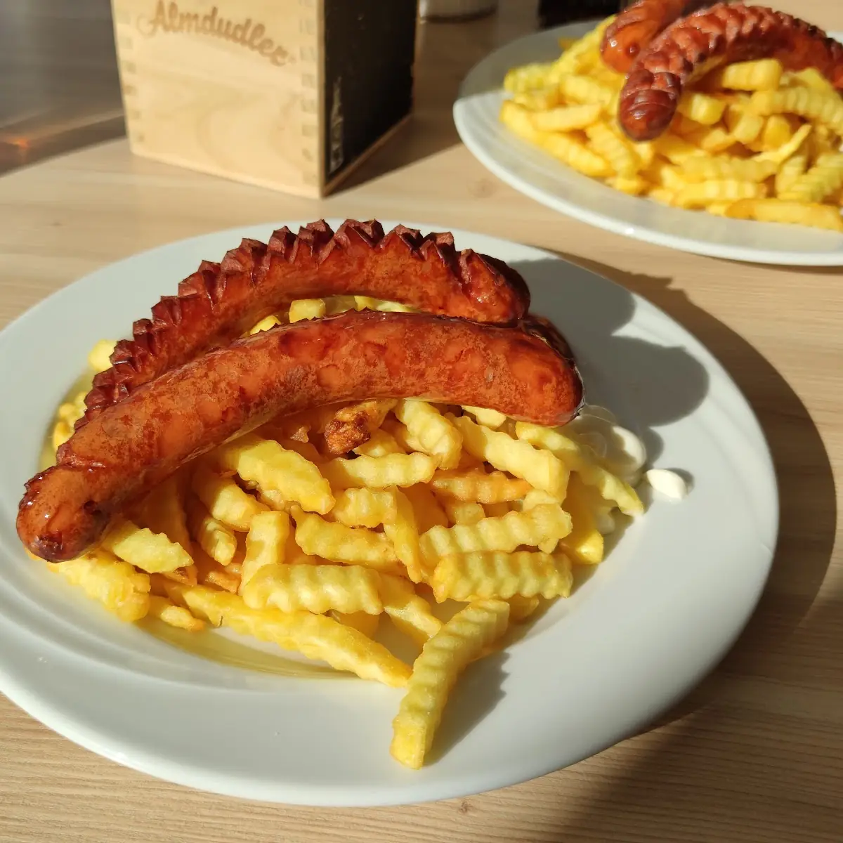 Grillwürstel Mit Pommes