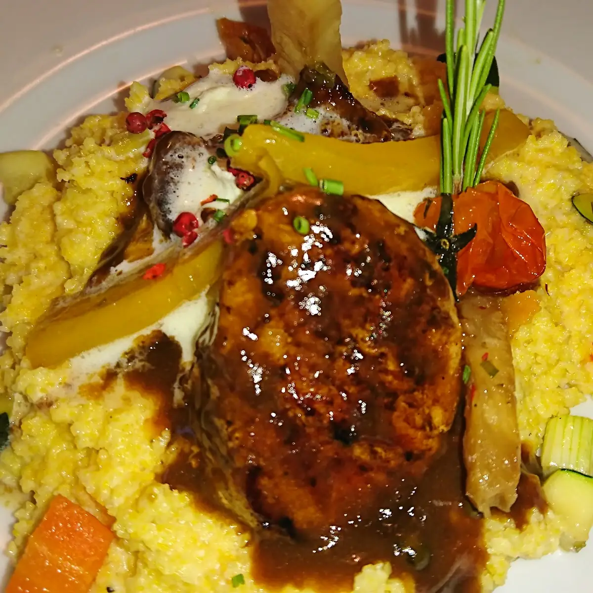 Schweinefiletmedaillions Mit Pfeffersauce Gemüse Und Rahmpolenta