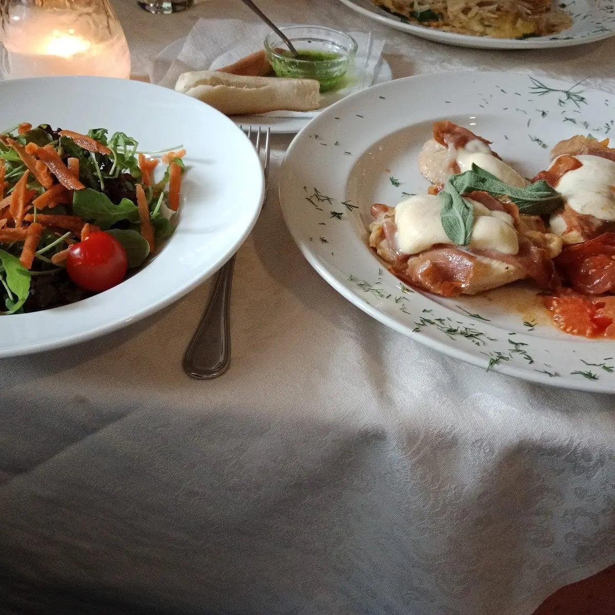 Junghuhnfilet Mit Prosciutto Salbei Und Mozzarella Gebraten Mit Gem Salat