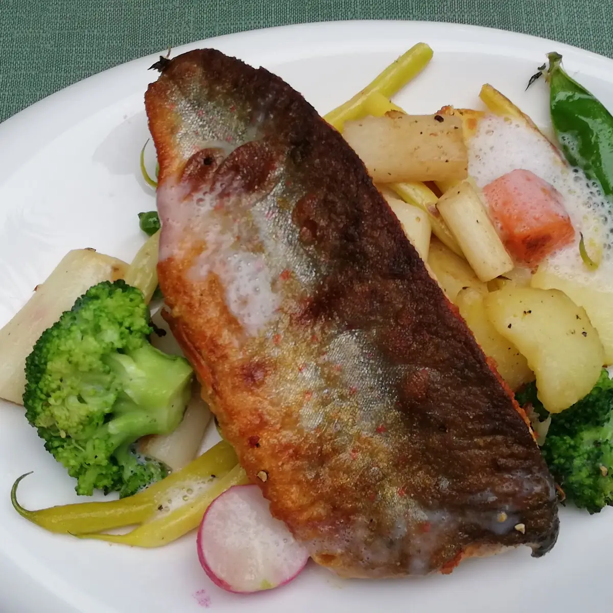 Saiblingsfilet Auf Frühlingsgemüsegröstl Und Spargelschaum