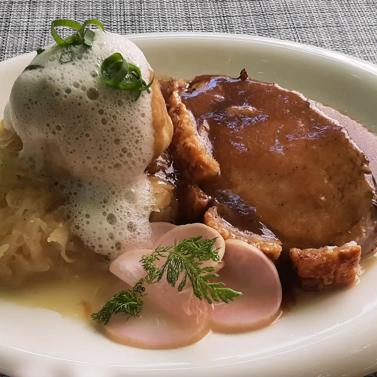 Schweinebraten Mit Topfensemmelknödel