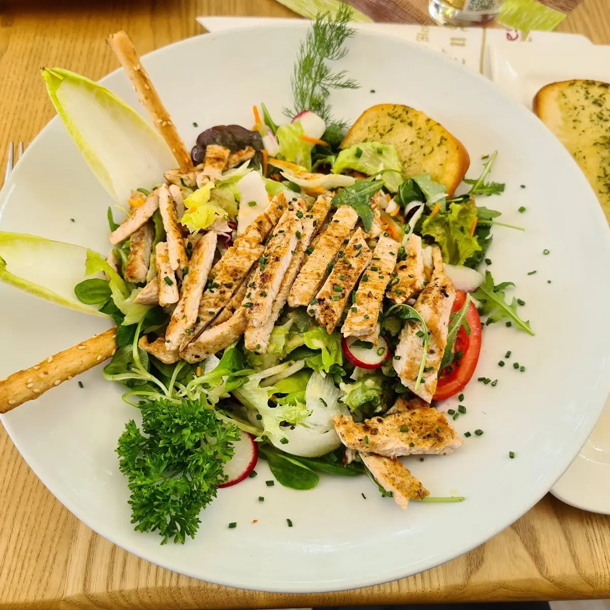 Gegrillte Putenstreifen Auf Buntem Salatteller