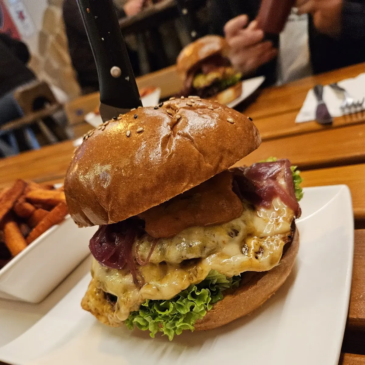 Double Cheeseburger Mit Glasierten Zwiebeln