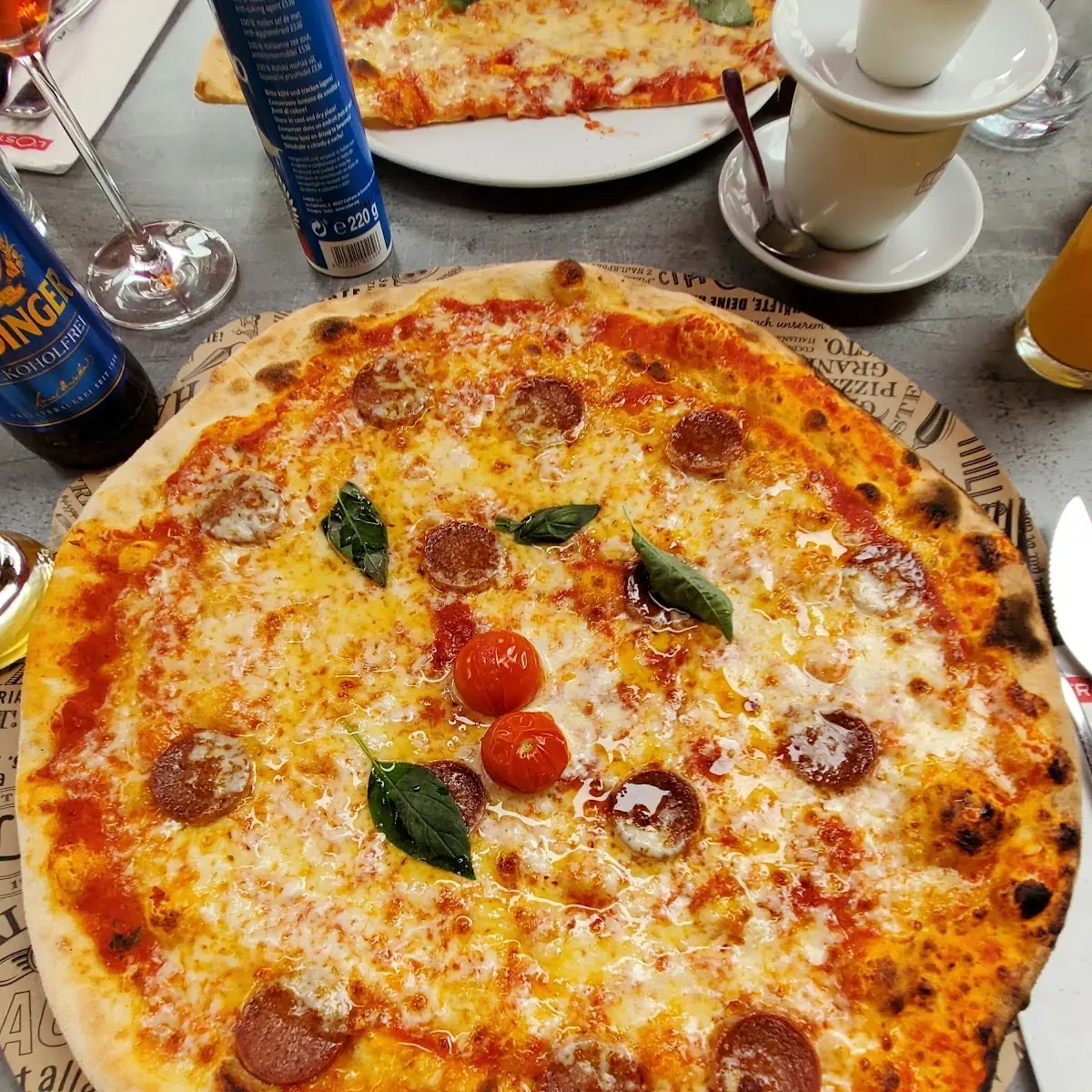 Pizza Marinara Und Proscuitto Crudo