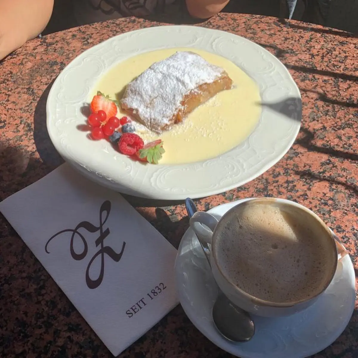 Apfelstrudel Mit Vanillesoße