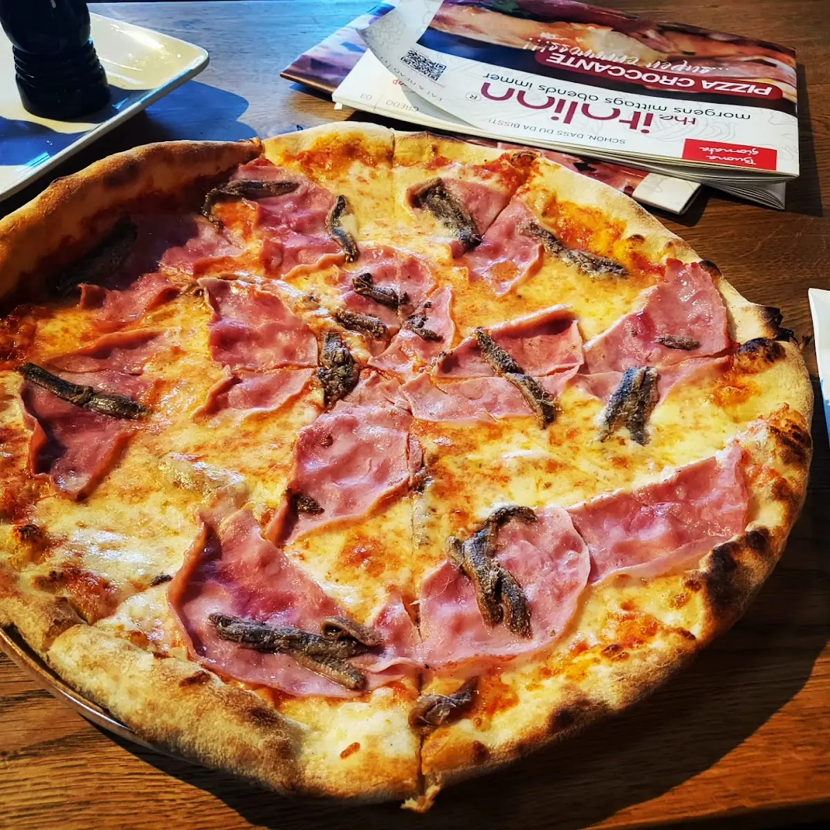 Pizza Schinken Sardellen Selbst Zusammengestellt