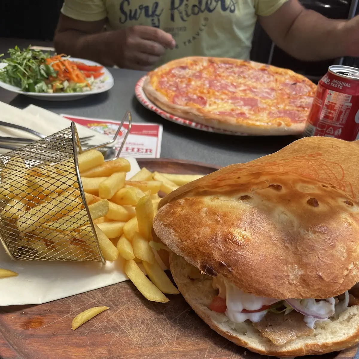 Kebap-Teller mit Pommes frites