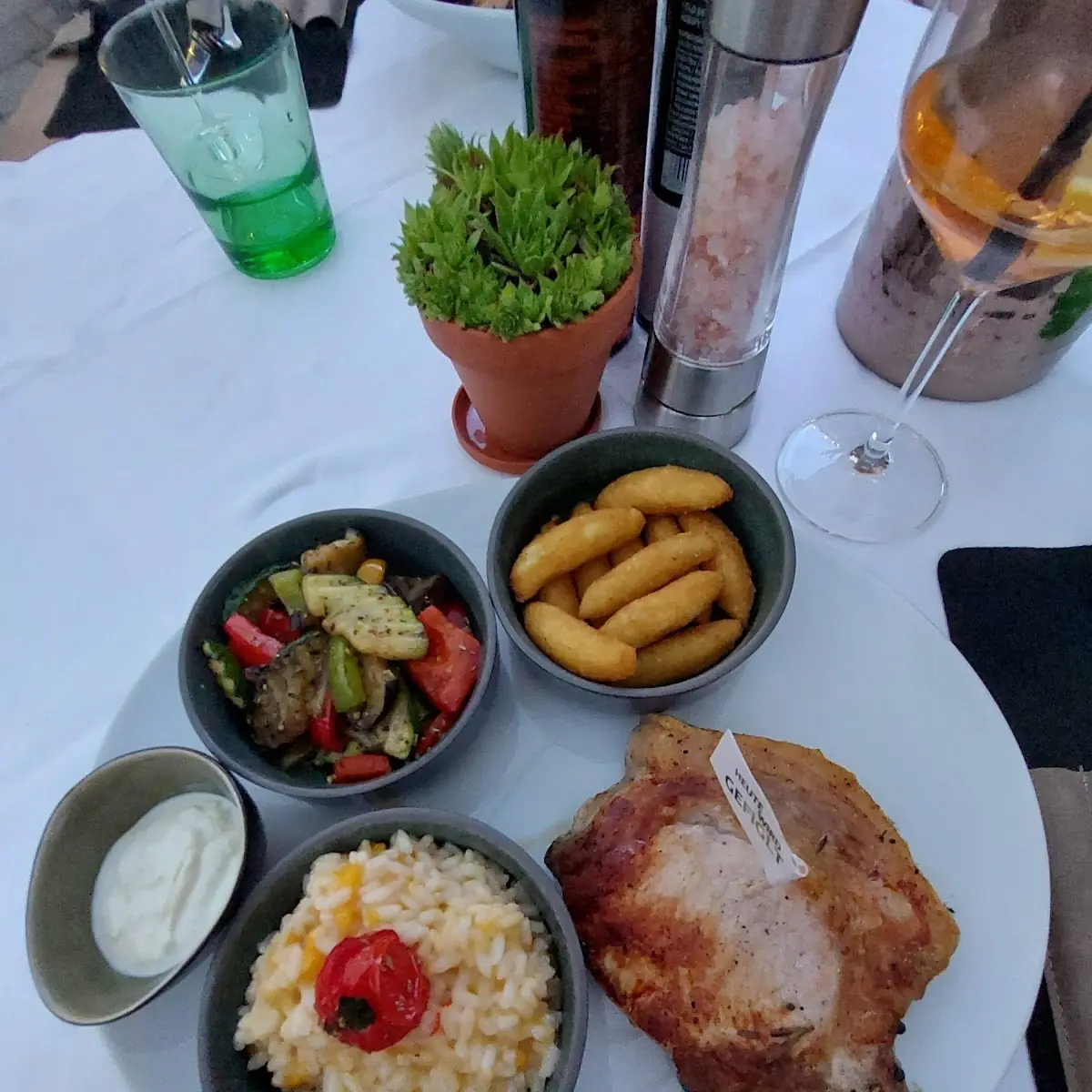 Duroc Steak Mit Marillen-chilli Risotto Grillgemiese Und Gebackenen Schupfnudeln