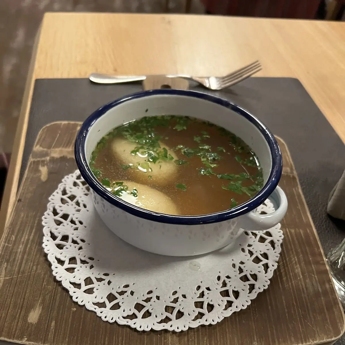 Hausgemachte Rindsuppe
