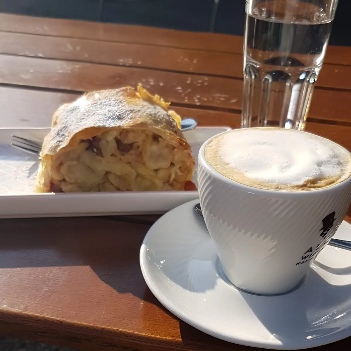 Apfelstrudel Und Melange