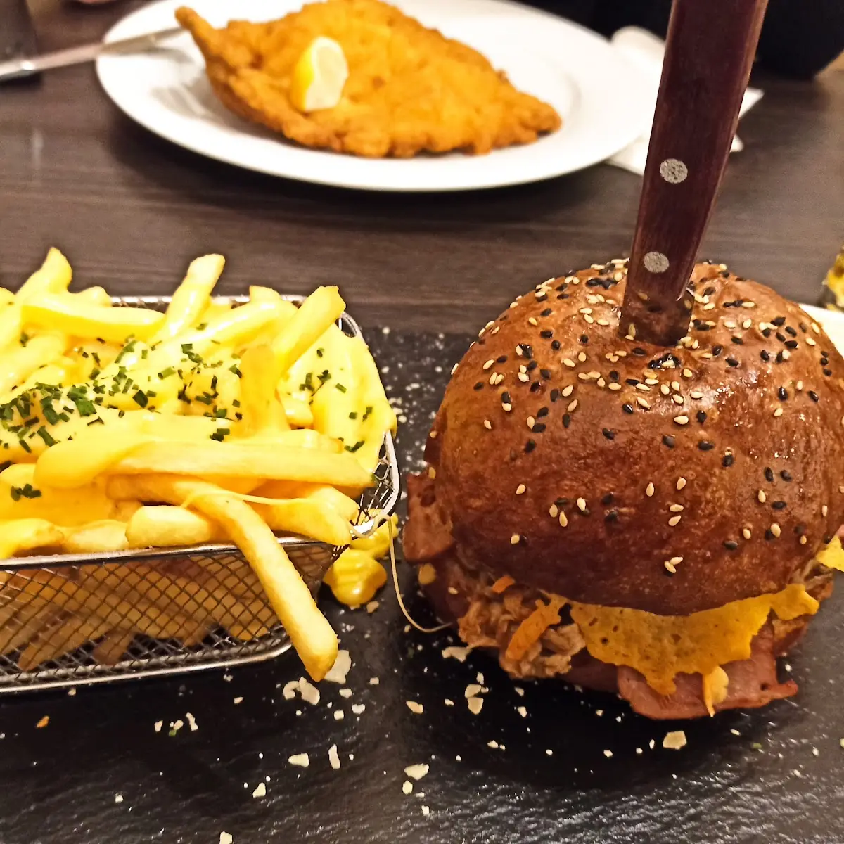 Cinemaburger In Cheddar-sauce
