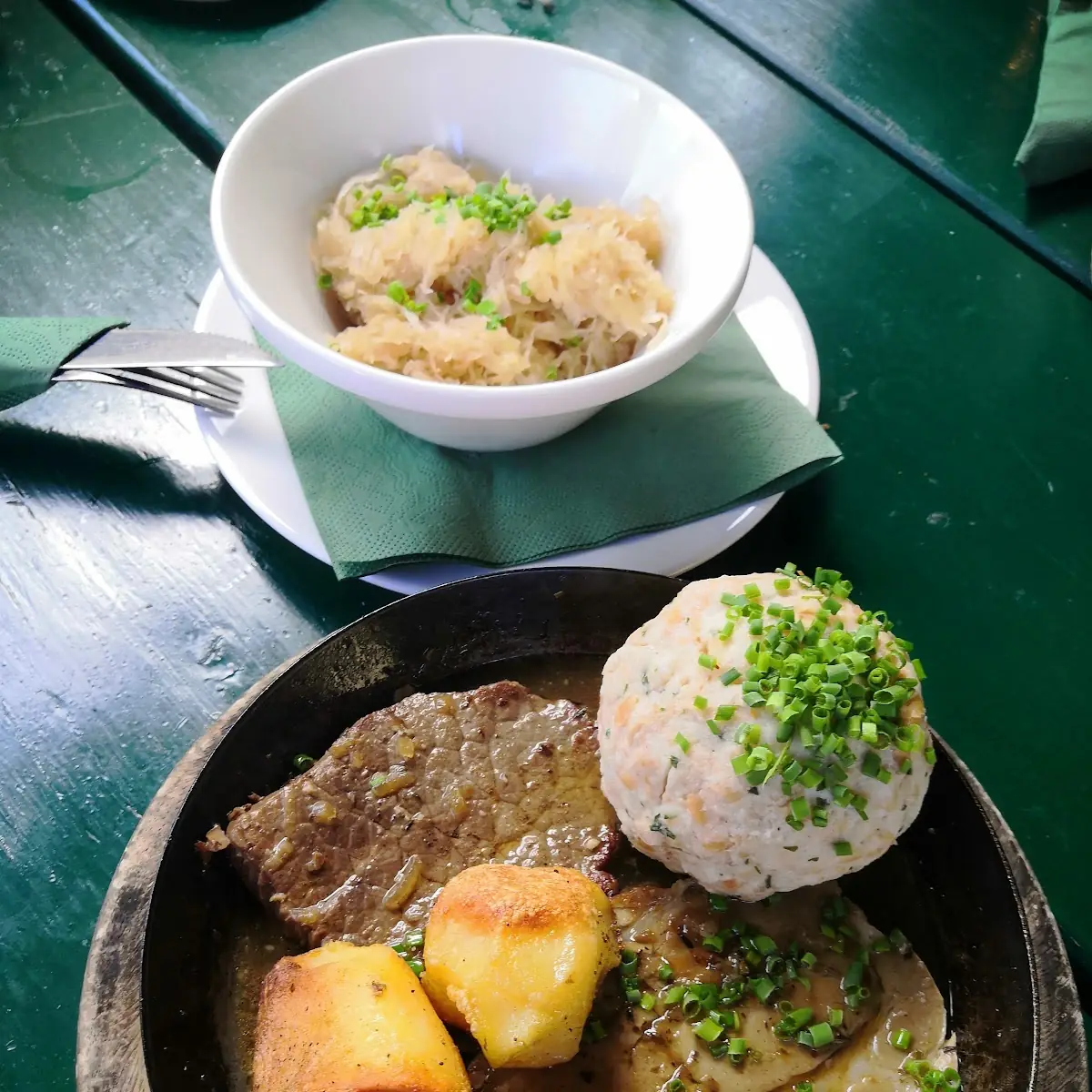 Semmelknödel Weißkraut Kartoffeln Und Braten