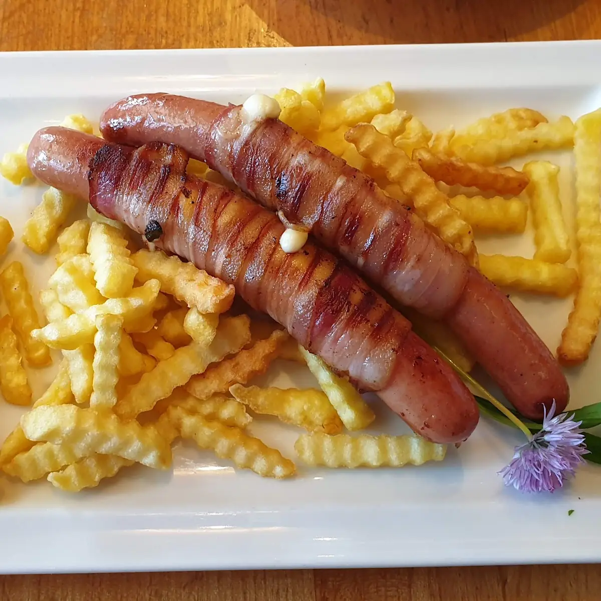 Berner Würstel Mit Pommes Frites