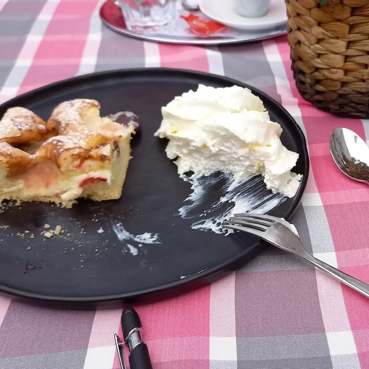 Apfelstrudel Mit Schlagsahne Obers